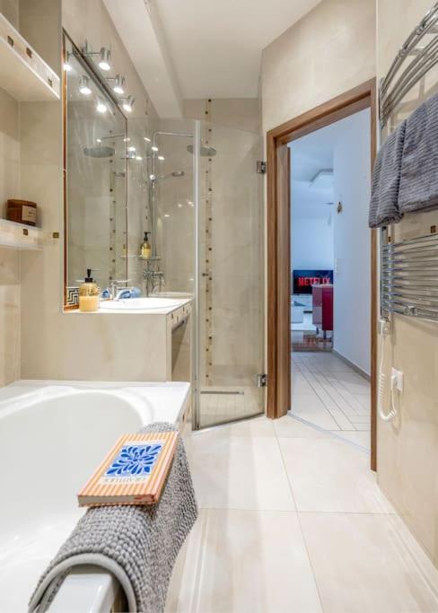 Relaxing Spacious Balcony Super Near Opera Apartament